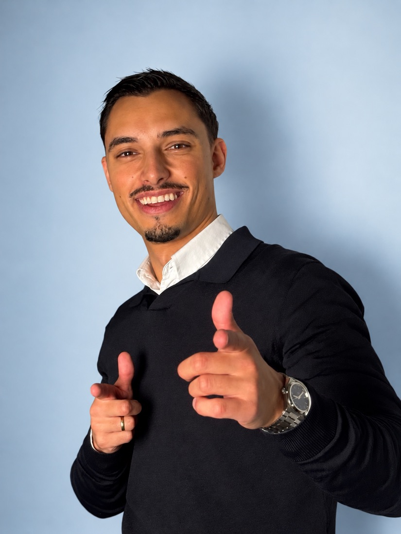 Rinor Kukaj wijst lachend naar de camera